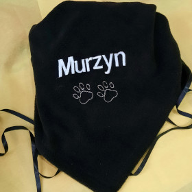 koc dla psa z imieniem czarny, imię wykonane czcionką arial